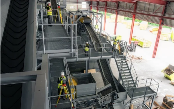 Surveying professionals using Leica RTC Series scanners inside an industrial facility for real-time collaborative 3D data capture, progress monitoring and connected field-to-office workflows