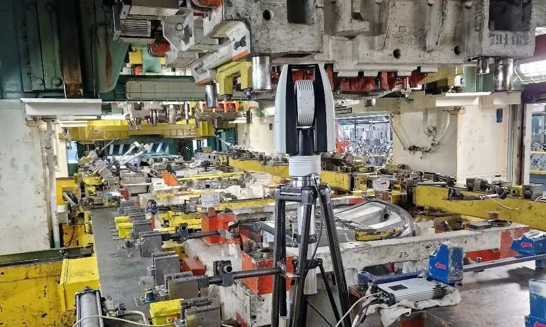 Leica AT960 Industrial 3D Measurement Leica AT960 for precise 3D measurement in an industrial manufacturing environment