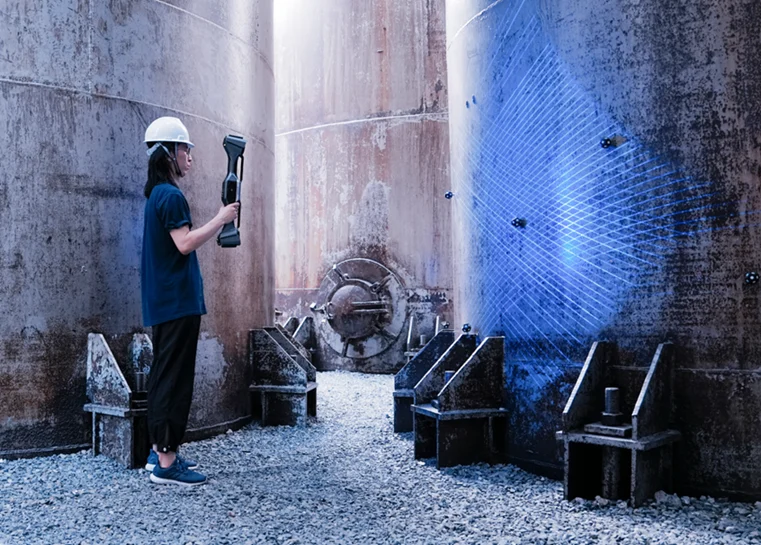 FreeScan UE Nova Series | Wireless Industrial 3D Scanning Technician using the SHINING 3D FreeScan UE Nova Series handheld 3D laser scanner to capture the surface of a large industrial metal tank.